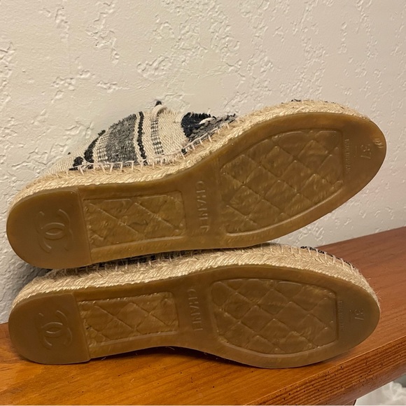 Chanel Interlocking CC Logo Espadrilles - Picture 4 of 5